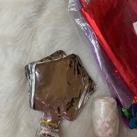 80+ star shaped balloons comes with string and mini silver star balloons !! - Picture 3 of 4